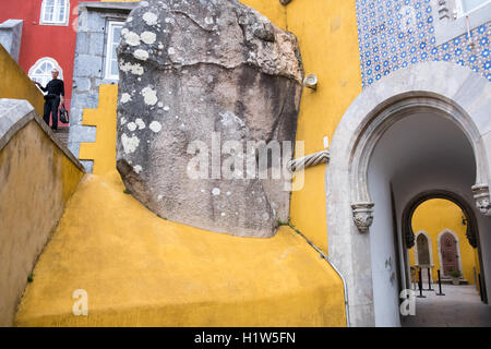 I turisti di visitare il palazzo di Pena, un sito del Patrimonio Mondiale, Sintra, Portogallo. Palazzo di Pena, un sito del Patrimonio Mondiale, Sintra, Portogallo. Foto Stock