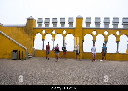 I turisti di visitare il palazzo di Pena, un sito del Patrimonio Mondiale, Sintra, Portogallo. Palazzo di Pena, un sito del Patrimonio Mondiale, Sintra, Portogallo. Foto Stock