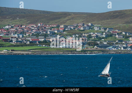 Regno Unito, Arcipelago delle Shetland, Continentale. Lerwick, la Gran Bretagna è la più settentrionale città. Vista costiera con barca a vela. Foto Stock