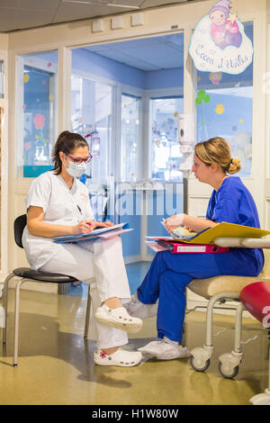 Infermieri pediatrici, reparto di neonatologia, CHU Bordeaux. Foto Stock