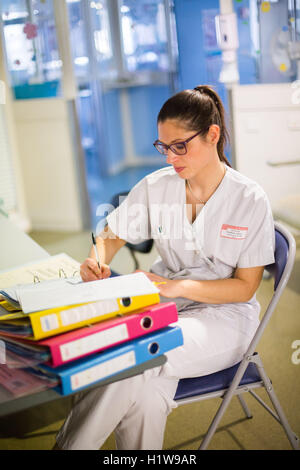 Infermieri pediatrici, reparto di neonatologia, CHU Bordeaux. Foto Stock