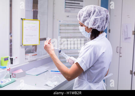 Infermiere pediatrico preparare un sacco di gocciolamento , reparto di neonatologia, CHU Bordeaux. Foto Stock