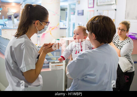 Un bambino che ha soggiornato nel reparto di neonatologia diversi mesi con il team di assistenza. CHU Bordeaux, Francia. Foto Stock