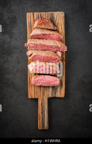 Bistecca su pannello di legno Foto Stock