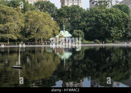 Conservatorio giocattolo di acqua in barca a vela il laghetto nel parco centrale, NYC Foto Stock