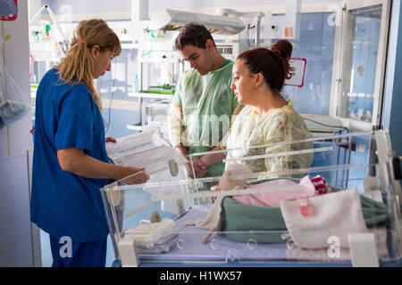 I genitori con i loro nuovi prematuro nato , reparto di neonatologia , CHU Bordeaux. Foto Stock