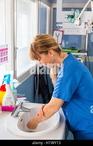 Infermiere pediatrico lavaggio delle mani, reparto di neonatologia, CHU de Bordeaux in Francia. Foto Stock