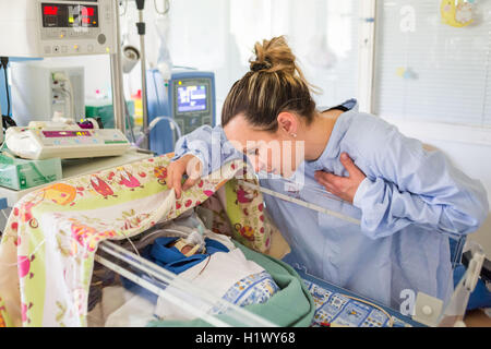 Prematuro neonato posto sotto assistenza respiratoria, Dipartimento di Pediatria, ospedale di Bordeaux, Francia. Foto Stock