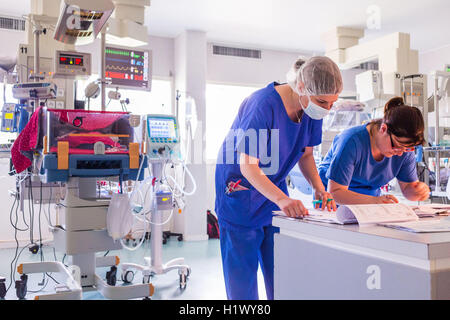 Gli infermieri del reparto di Pediatria, ospedale di Bordeaux, Francia. Foto Stock