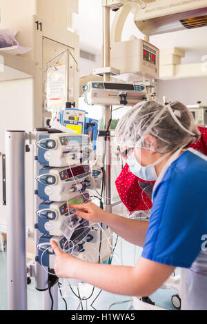 Gli infermieri del reparto di Pediatria, ospedale di Bordeaux, Francia. Foto Stock