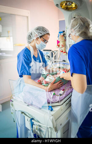 Neonato posto sotto assistenza respiratoria, Dipartimento di Pediatria, ospedale di Bordeaux, Francia. Foto Stock