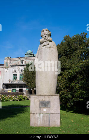 Norvegia, Bergen, UNECSO città dichiarata patrimonio mondiale. Statua di Henrik Ibsen, Norvegia più famoso autore e drammaturgo.