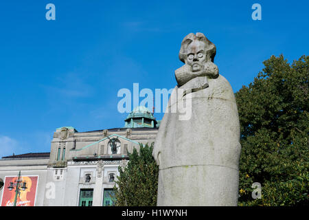 Norvegia, Bergen, UNECSO città dichiarata patrimonio mondiale. Statua di Henrik Ibsen, Norvegia più famoso autore e drammaturgo.