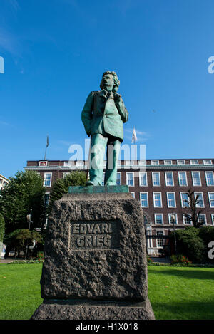 Norvegia, Bergen, UNECSO città dichiarata patrimonio mondiale. Statua di Edvard Grieg, famoso compositore norvegese.