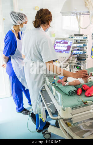 Ultrasonografia cardiaca del neonato, Dipartimento di Pediatria, ospedale di Bordeaux, Francia. Foto Stock