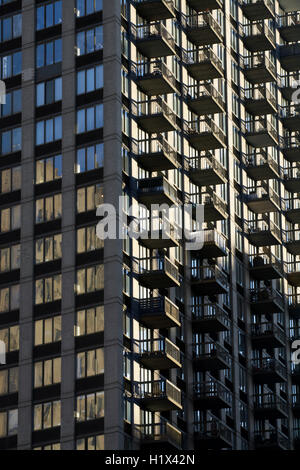 Dettagliato e vista in primo piano di un moderno edificio a Manhattan, New York City, NY, STATI UNITI D'AMERICA Foto Stock