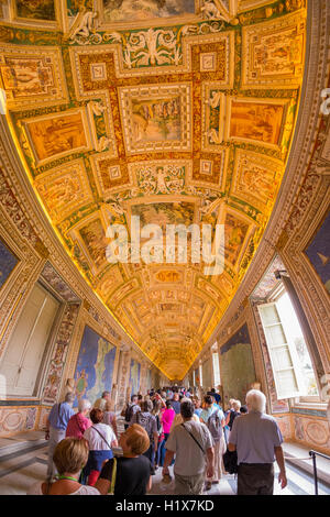 La folla di turisti in visita al Museo del Vaticano Foto Stock