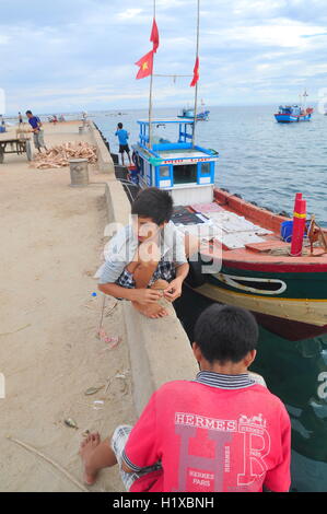 Quang Ngai, Vietnam - Luglio 31, 2012: i bambini giocano nell'Ly figlio isola del Vietnam Foto Stock