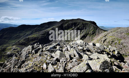 Lodore Falls e Scafell Pike dalla rupe malato Foto Stock