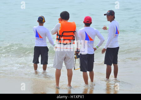 Nha Trang, Vietnam - Luglio 11, 2015: i viaggiatori sono in attesa per il jetski sulla spiaggia Foto Stock