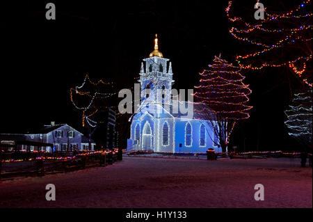 Chiesa di campagna e dintorni accesa per Natale Foto Stock