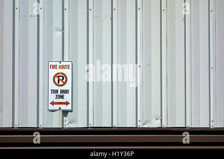 Percorso antincendio nessun segno di parcheggio Foto Stock