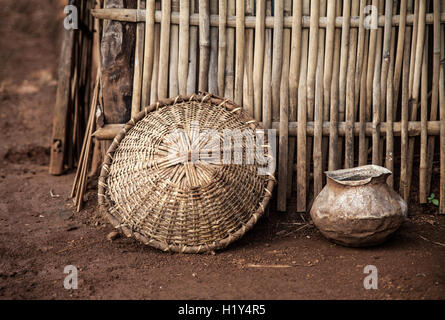 Tradizionale di articoli per la casa in un villaggio indigeno in India Foto Stock