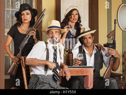 Bootleggers armati di pistole Foto Stock