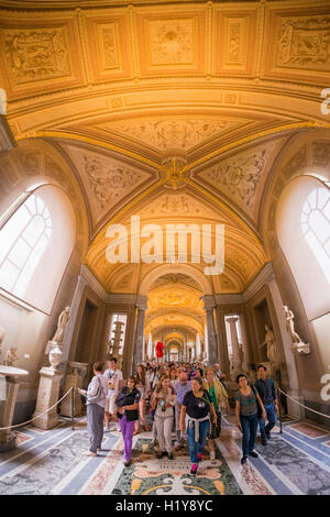 La folla di turisti in visita al Museo del Vaticano Foto Stock