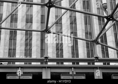 I supporti in acciaio per la copertura su una piazza di fronte al centro di Aon in Chicago, IL Foto Stock