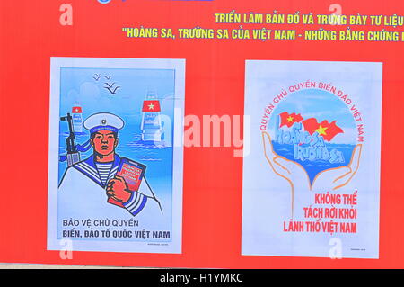 Nha Trang, Vietnam - Luglio 11, 2015: un poster di propaganda sulla protezione di isole Spratly in piazza in Vietnam Foto Stock