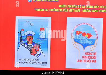 Nha Trang, Vietnam - Luglio 11, 2015: un poster di propaganda sulla protezione di isole Spratly in piazza in Vietnam Foto Stock