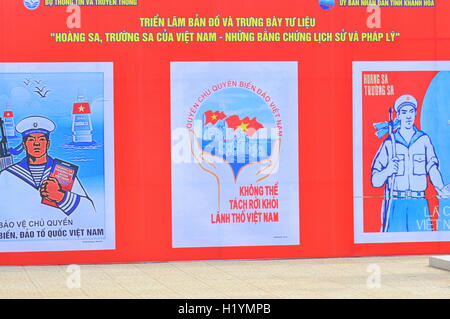 Nha Trang, Vietnam - Luglio 11, 2015: un poster di propaganda sulla protezione di isole Spratly in piazza in Vietnam Foto Stock