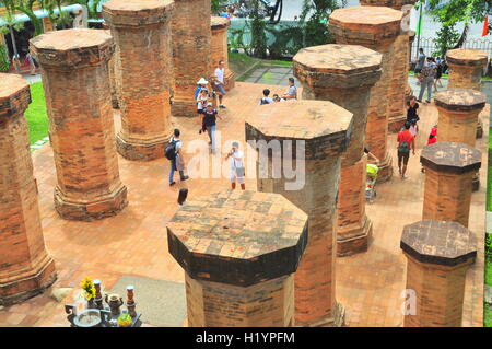 Nha Trang, Vietnam - Luglio 11, 2015: viaggiatori stanno visitando il Tempio Ponagar in Nha Trang Foto Stock