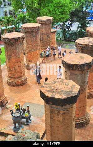 Nha Trang, Vietnam - Luglio 11, 2015: viaggiatori stanno visitando il Tempio Ponagar in Nha Trang Foto Stock