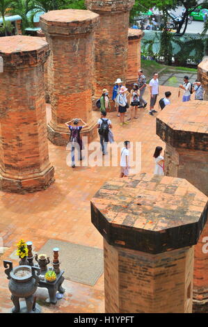 Nha Trang, Vietnam - Luglio 11, 2015: viaggiatori stanno visitando il Tempio Ponagar in Nha Trang Foto Stock