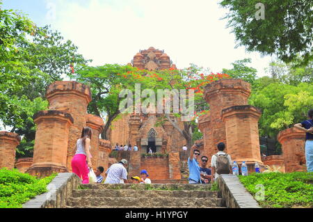 Nha Trang, Vietnam - Luglio 11, 2015: viaggiatori stanno visitando il Tempio Ponagar in Nha Trang Foto Stock