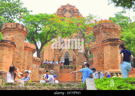 Nha Trang, Vietnam - Luglio 11, 2015: viaggiatori stanno visitando il Tempio Ponagar in Nha Trang Foto Stock