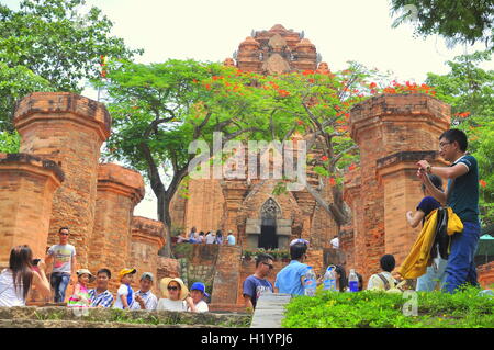 Nha Trang, Vietnam - Luglio 11, 2015: viaggiatori stanno visitando il Tempio Ponagar in Nha Trang Foto Stock