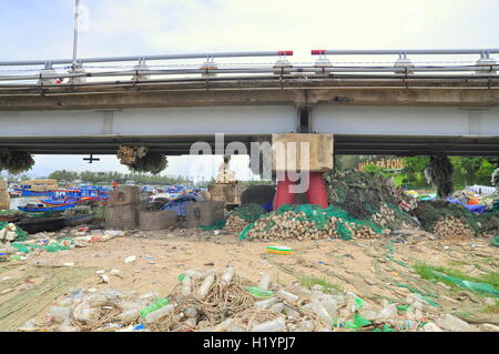 Nha Trang, Vietnam - Luglio 11, 2015: baraccopoli sotto il ponte in Nha Trang city Foto Stock