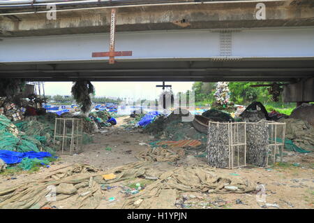 Nha Trang, Vietnam - Luglio 11, 2015: baraccopoli sotto il ponte in Nha Trang city Foto Stock