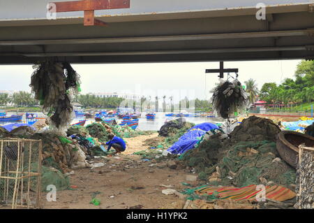 Nha Trang, Vietnam - Luglio 11, 2015: baraccopoli sotto il ponte in Nha Trang city Foto Stock