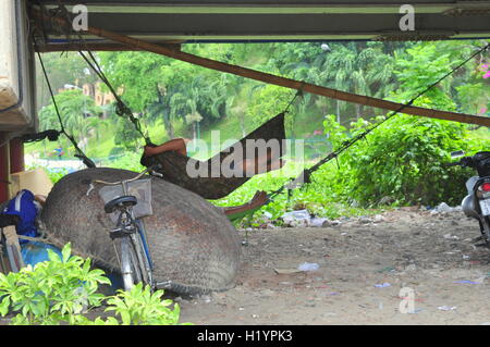 Nha Trang, Vietnam - Luglio 11, 2015: baraccopoli sotto il ponte in Nha Trang city Foto Stock