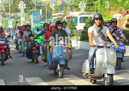 Nha Trang, Vietnam - Luglio 12, 2015: un scooter Vespa parade di giovani sulla strada di Nha Trang city Foto Stock