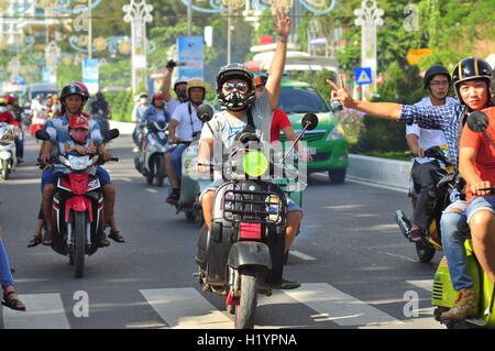 Nha Trang, Vietnam - Luglio 12, 2015: un scooter Vespa parade di giovani sulla strada di Nha Trang city Foto Stock