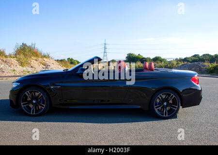 Nero F83 2016 BMW M4 convertibile porta 2 ad alte prestazioni di auto sportive Foto Stock