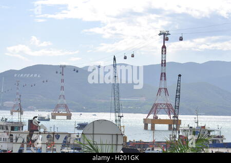 Nha Trang, Vietnam - Luglio 13, 2015: Telpher sono il trasferimento di viaggiatori da dock a isola Foto Stock