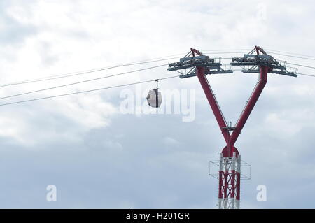 Nha Trang, Vietnam - Luglio 13, 2015: Telpher sono il trasferimento di viaggiatori da dock a isola Foto Stock