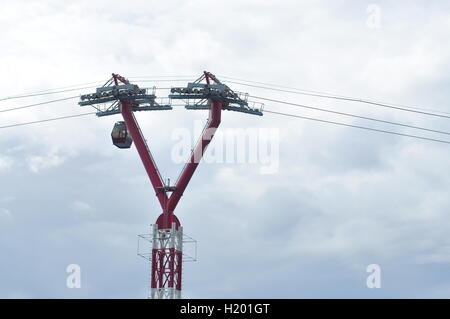 Nha Trang, Vietnam - Luglio 13, 2015: Telpher sono il trasferimento di viaggiatori da dock a isola Foto Stock