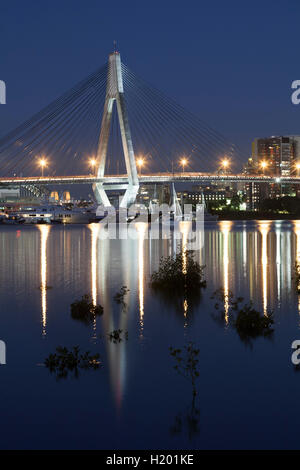 Riflessioni sul nero graticcio Baia di Anzac bridge Pyrmont Sydney New South Wales AUSTRALIA Foto Stock